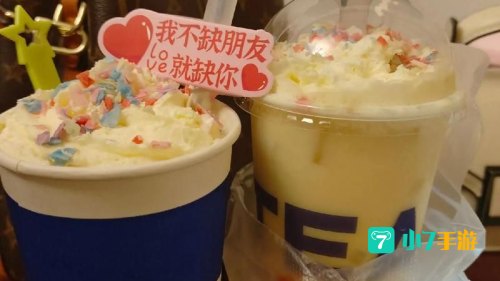 秋天的第一杯奶茶图片